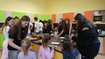 Den třídních kolektivů - spolupráce 1. B a 9. B