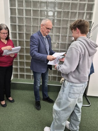 ÚSPĚCH VE VÝTVARNÉ SOUTĚŽI JARO KOLEM NÁS